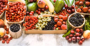 farklı meyve sepetleri hafif ahşap arka plan üzerinde sağlıklı beslenme ve vitaminler kavramı kompozisyon