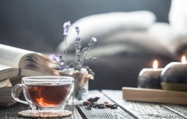 çay iç ahşap zemin üzerine bir kitap lavanta çiçekler şeffaf bir vazoda ile