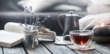 Natürmort kitap ve ahşap bir masaya oturma odasında çay, coziness ve iç kavramı