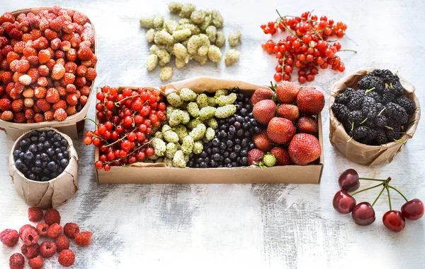 farklı meyve sepetleri hafif ahşap arka plan üzerinde sağlıklı beslenme ve vitaminler kavramı kompozisyon