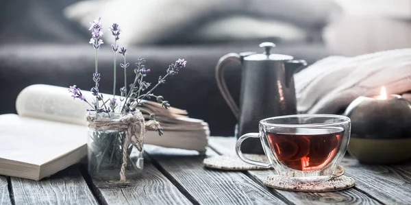Natürmort kitap ve ahşap bir masaya oturma odasında çay, coziness ve iç kavramı