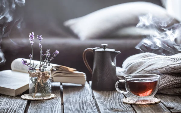 Νεκρή Τσάι Ποτό Στο Σαλόνι Ένα Φλιτζάνι Τσάι Βραστήρα Και — Φωτογραφία Αρχείου
