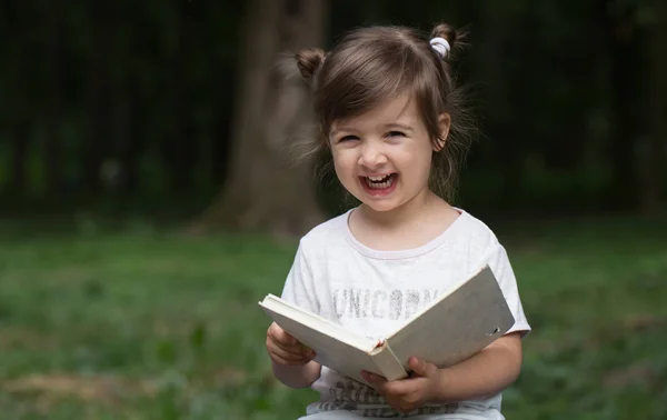 Kleines Nettes Kleines Mädchen Liest Ein Buch Park Vor Einem — Stockfoto