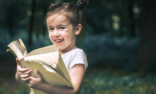 Kleines Nettes Kleines Mädchen Liest Ein Buch Park Vor Einem — Stockfoto