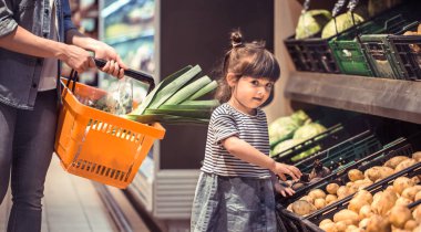 Aile ilişkileri ve sağlıklı beslenme kavramı süpermarkette alışveriş anne ve kızı