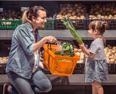 Aile ilişkileri ve sağlıklı beslenme kavramı süpermarkette alışveriş anne ve kızı