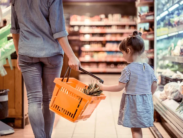 Aile ilişkileri ve sağlıklı beslenme kavramı süpermarkette alışveriş anne ve kızı