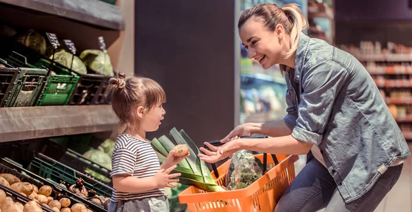 Mãe Filha Estão Comprando Supermercado Conceito Relações Familiares Alimentação Saudável — Fotografia de Stock