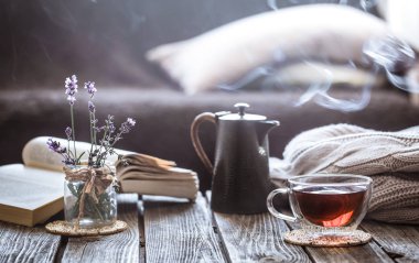 Natürmort kitap ve ahşap bir masaya oturma odasında çay, coziness ve iç kavramı