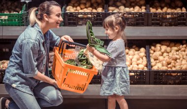 Aile ilişkileri ve sağlıklı beslenme kavramı süpermarkette alışveriş anne ve kızı