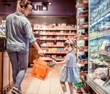 Aile ilişkileri ve sağlıklı beslenme kavramı süpermarkette alışveriş anne ve kızı
