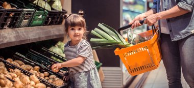 Aile ilişkileri ve sağlıklı beslenme kavramı süpermarkette alışveriş anne ve kızı
