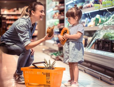 Aile ilişkileri ve sağlıklı beslenme kavramı süpermarkette alışveriş anne ve kızı