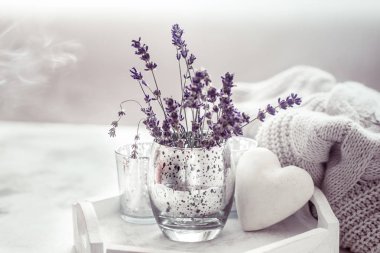 Lavanta oturma odasında ev konfor kavramını masada güzel bir cam ile kompozisyon