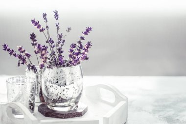 Lavanta oturma odasında ev konfor kavramını masada güzel bir cam ile kompozisyon