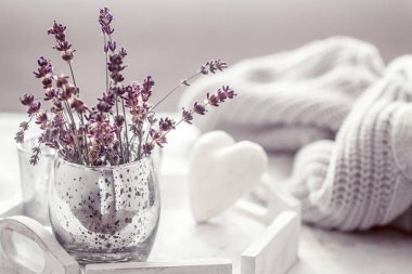 Lavanta oturma odasında ev konfor kavramını masada güzel bir cam ile kompozisyon