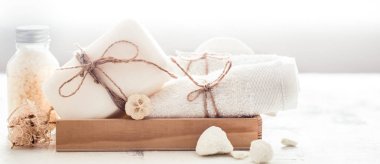 Spa natürmort sabun mezarda ışık arka plan, metin için yer