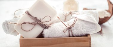 Spa natürmort sabun mezarda ışık arka plan, metin için yer