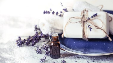 Spa natürmort lavanta ve hafif bir arka plan, metin için yer olarak güzel bir tabakta sabun ile