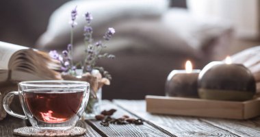 çay iç ahşap zemin üzerine bir kitap lavanta çiçekler şeffaf bir vazoda ile