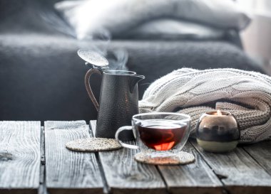 Natürmort ahşap bir masaya oturma odasında çay