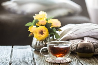 bir fincan çay coziness kavramı ahşap bir masaya çiçek ile natürmort