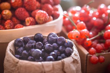 bir kavanoza bir arka planda farklı meyve taze yaban mersini, sağlıklı bir diyet ve vitaminler makro kavramı vurdu