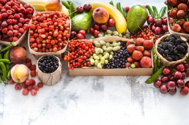 farklı meyve sepetleri hafif ahşap arka plan üzerinde sağlıklı beslenme ve vitaminler kavramı kompozisyon