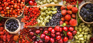 farklı meyve sepetleri hafif ahşap arka plan üzerinde sağlıklı beslenme ve vitaminler kavramı kompozisyon