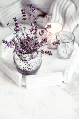 Natürmort eflatun bir cam masaya oturma odasında ev konfor kavramını