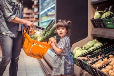 Aile ilişkileri ve sağlıklı beslenme kavramı süpermarkette alışveriş anne ve kızı