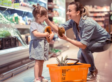 Aile ilişkileri ve sağlıklı beslenme kavramı süpermarkette alışveriş anne ve kızı