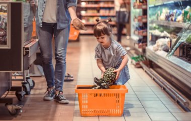 Aile ilişkileri ve sağlıklı beslenme kavramı süpermarkette alışveriş anne ve kızı