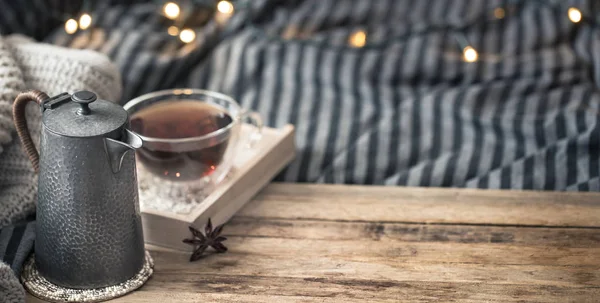 bir fincan çay yatak odası iç ahşap zemin ile yatakta sabah kahvaltı