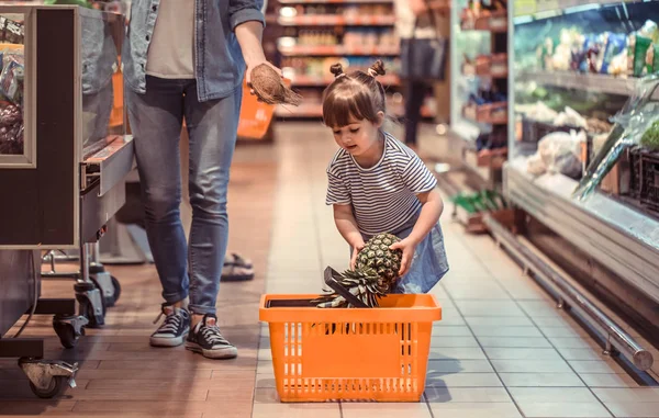 Mom Daughter Shopping Supermarket Concept Family Relationships Healthy Eating — Stock Photo, Image