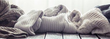 Örme kazak üzerine ahşap arka plan, metin için yer