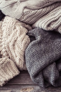 Örme kazak üzerine ahşap arka plan, metin için yer