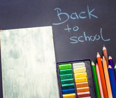 Okula dönüş, okul eğitim ve okul hayatı kavramı, siyah bir arka plan sağlar.