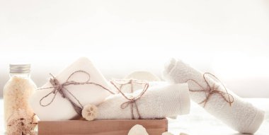 Spa natürmort sabun mezarda ışık arka plan, metin için yer