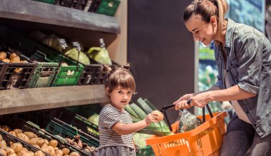 Aile ilişkileri ve sağlıklı beslenme kavramı süpermarkette alışveriş anne ve kızı