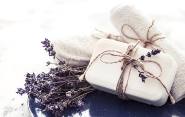 Spa natürmort lavanta ve hafif bir arka plan, metin için yer olarak güzel bir tabakta sabun ile