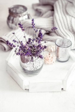 Natürmort eflatun bir cam masaya oturma odasında ev konfor kavramını