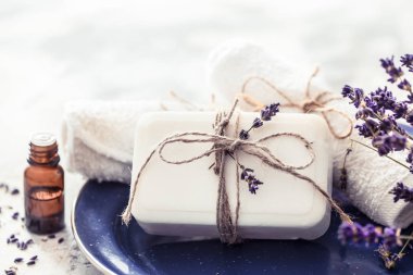 Spa natürmort lavanta ve hafif bir arka plan, metin için yer olarak güzel bir tabakta sabun ile