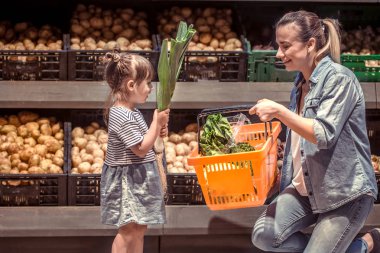 Aile ilişkileri ve sağlıklı beslenme kavramı süpermarkette alışveriş anne ve kızı