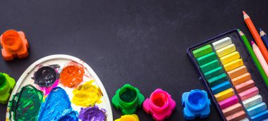 Okula dönüş, okul eğitim ve okul hayatı kavramı, siyah bir arka plan sağlar.