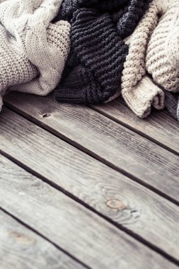 Örme kazak üzerine ahşap arka plan, metin için yer