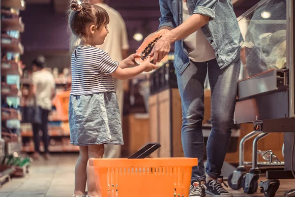 Aile ilişkileri ve sağlıklı beslenme kavramı süpermarkette alışveriş anne ve kızı
