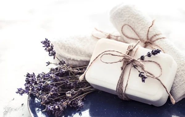 Spa natürmort lavanta ve hafif bir arka plan, metin için yer olarak güzel bir tabakta sabun ile