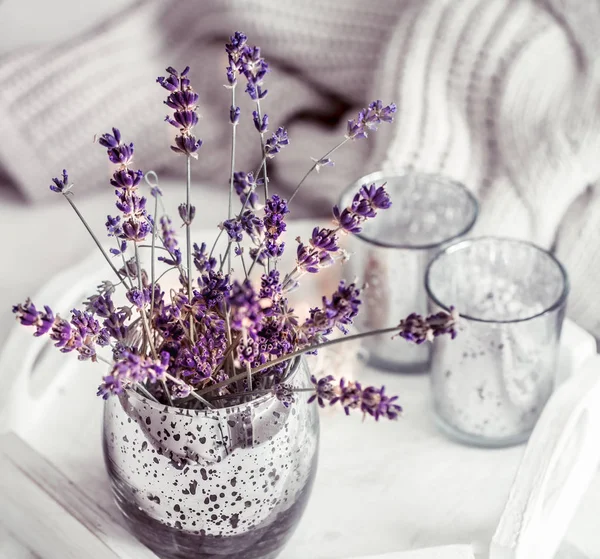 Natürmort eflatun bir cam masaya oturma odasında ev konfor kavramını