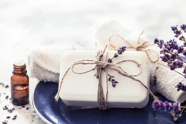 Spa natürmort lavanta ve hafif bir arka plan, metin için yer olarak güzel bir tabakta sabun ile